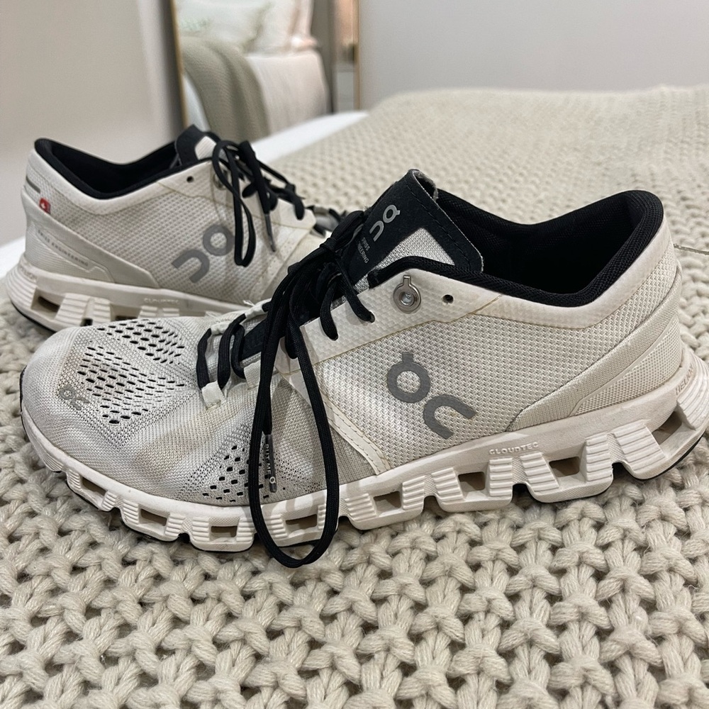 Women’s on clouds size 8